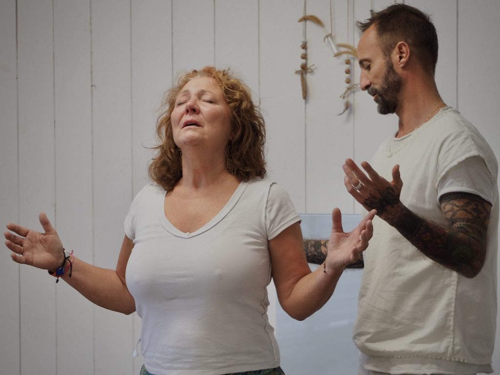 Séance de kundalini activation MANASOMA avec une cliente guidée par Nicolas Bompar, circulation de l’énergie vitale et transe consciente