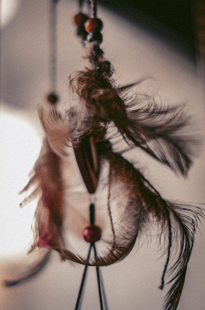 Plume symbolisant une séance kundalini activation et breathwork en ligne, MANASOMA, accompagnement énergétique à distance dans un cadre sécurisé