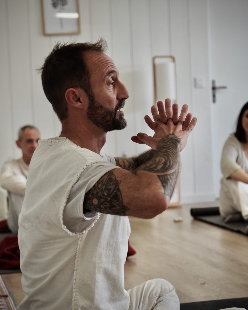 Nicolas Bompar explique le déroulement d’une séance de breathwork et de kundalini activation, guidance et respiration consciente