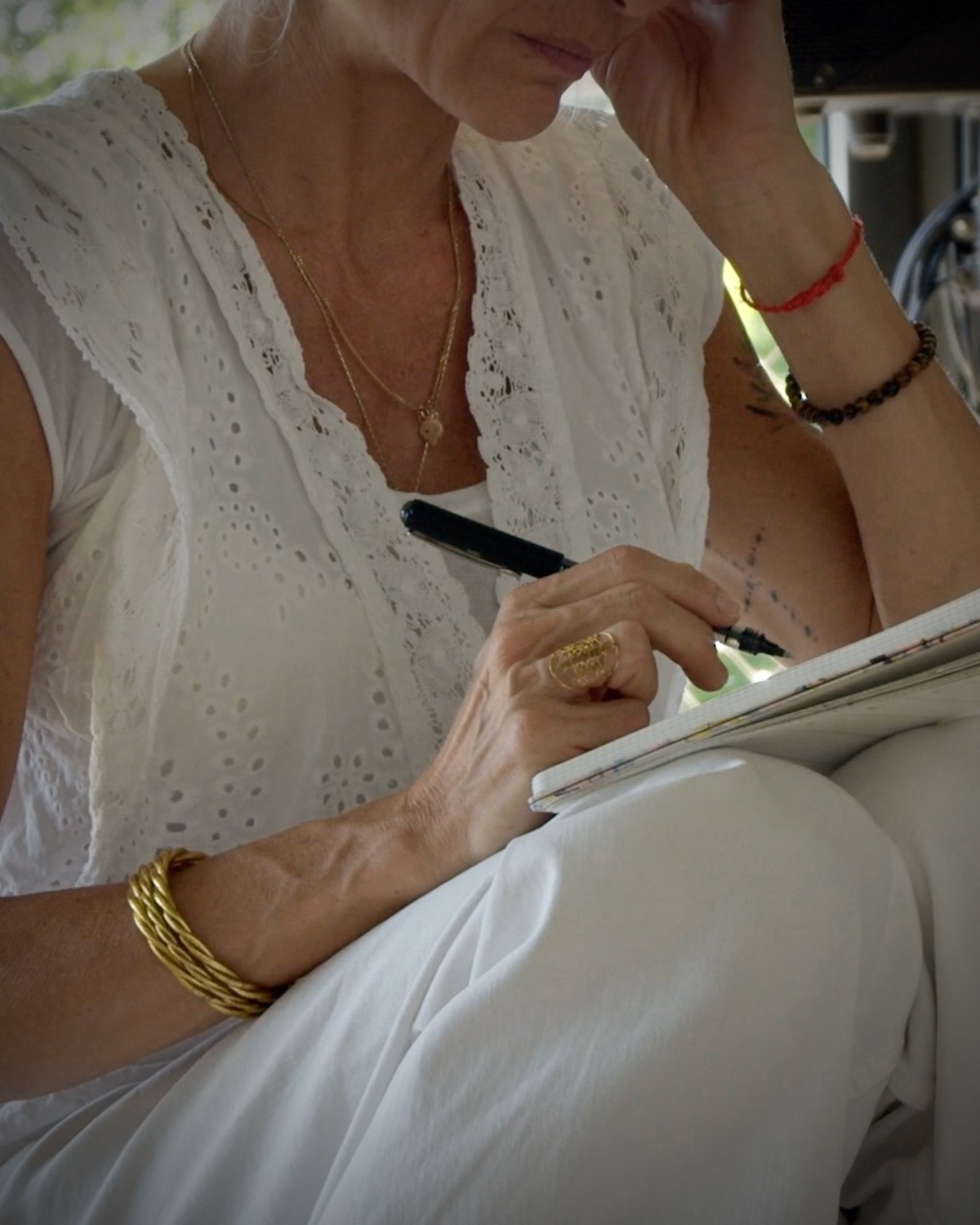 Élève prenant des notes lors d’une formation kundalini activation et breathwork à Biarritz, MANASOMA