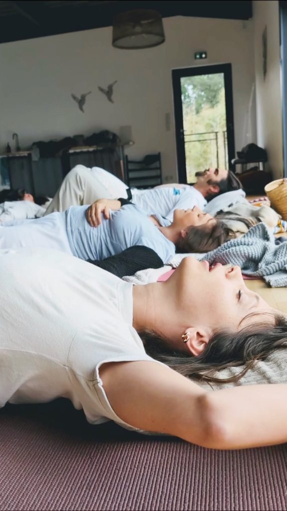 Participants allongés au sol lors d’une séance MANASOMA, enseignée par Nicolas, praticien kundalini breathwork biarritz,expérimentant le breathwork et la kundalini activation pour un accompagnement énergétique et l’accès aux états modifiés de conscience