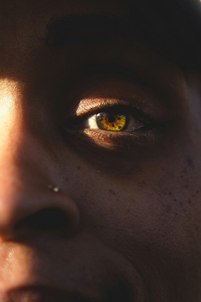 Œil d’une femme au soleil, symbolisant l’intégration durable des bénéfices d’une séance de kundalini activation et breathwork dans le quotidien